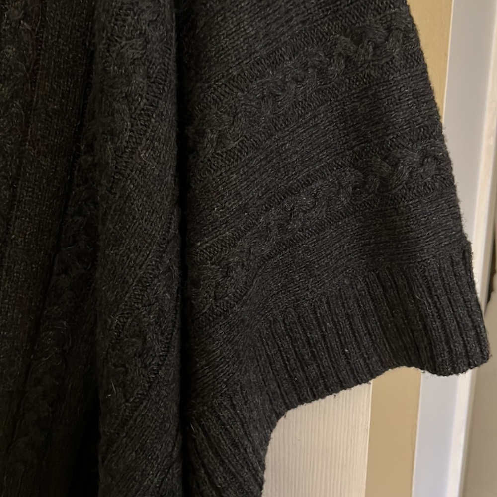 Poncho - Picture 3 of 6